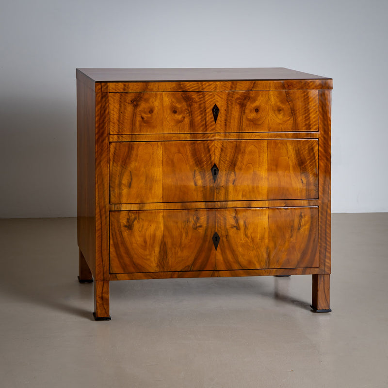 Biedermeier Chest of Drawers in Walnut, circa 1820