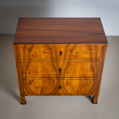 Biedermeier Chest of Drawers in Walnut, circa 1820