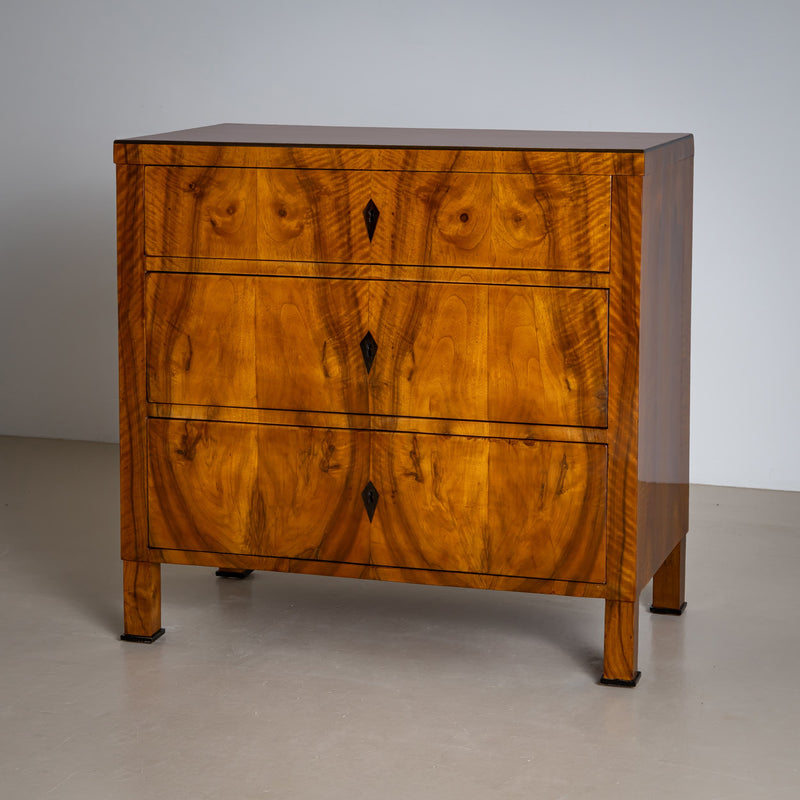 Biedermeier Chest of Drawers in Walnut, circa 1820